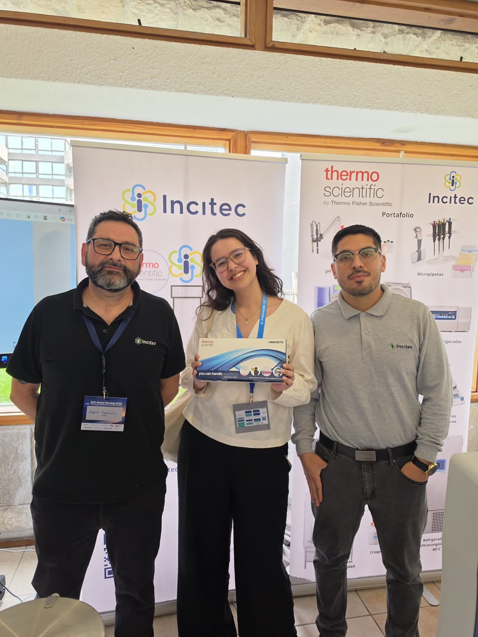 Ana Julia Virote, ganadora de una micropipeta Thermo Scientific Finnpipette F2, junto al equipo de INCITEC en la Reunión Anual SBBM 2026