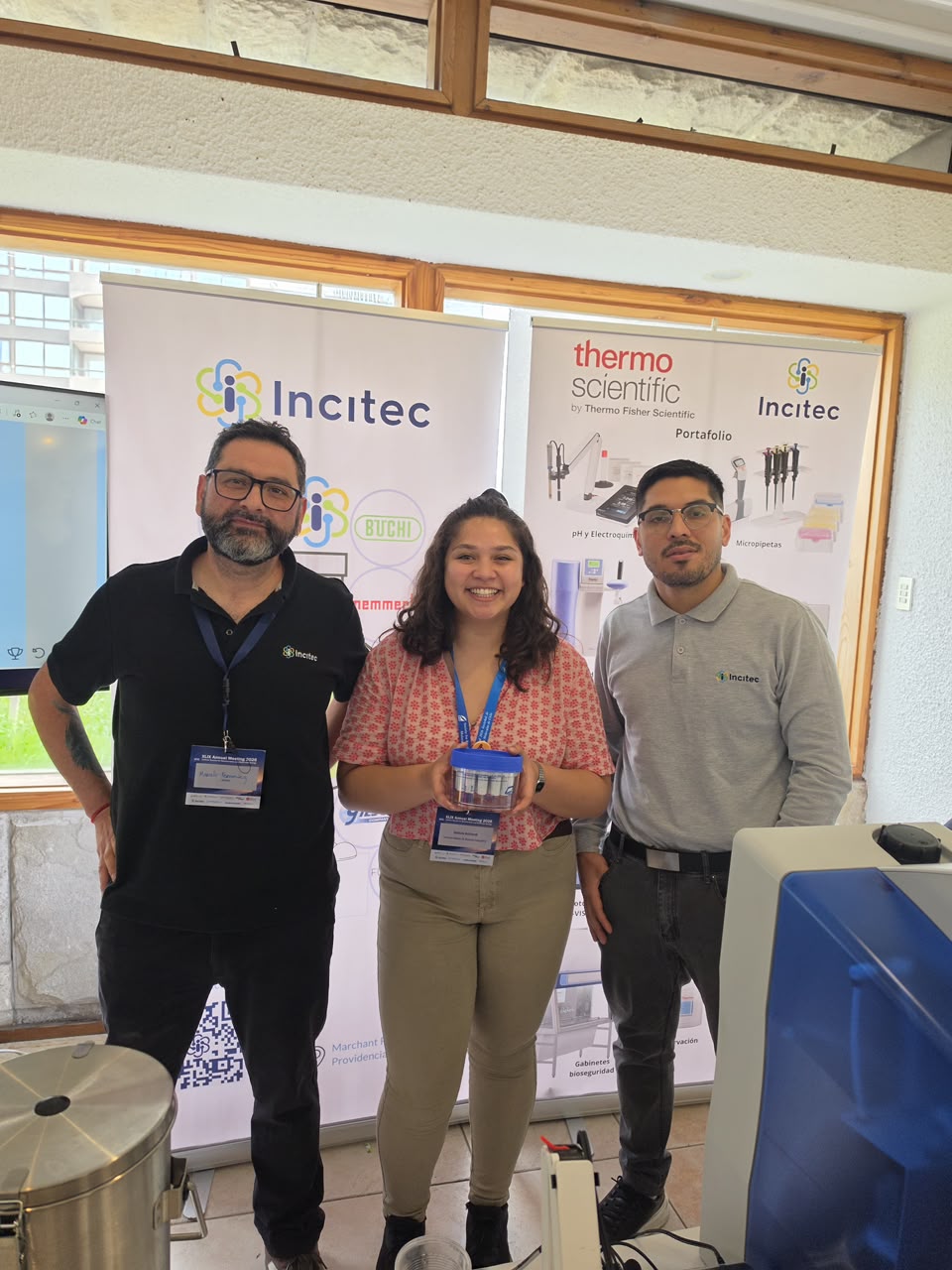 Isidora Achiardi, ganadora de un Mr. Frosty, junto al equipo de INCITEC en la Reunión Anual SBBM 2026