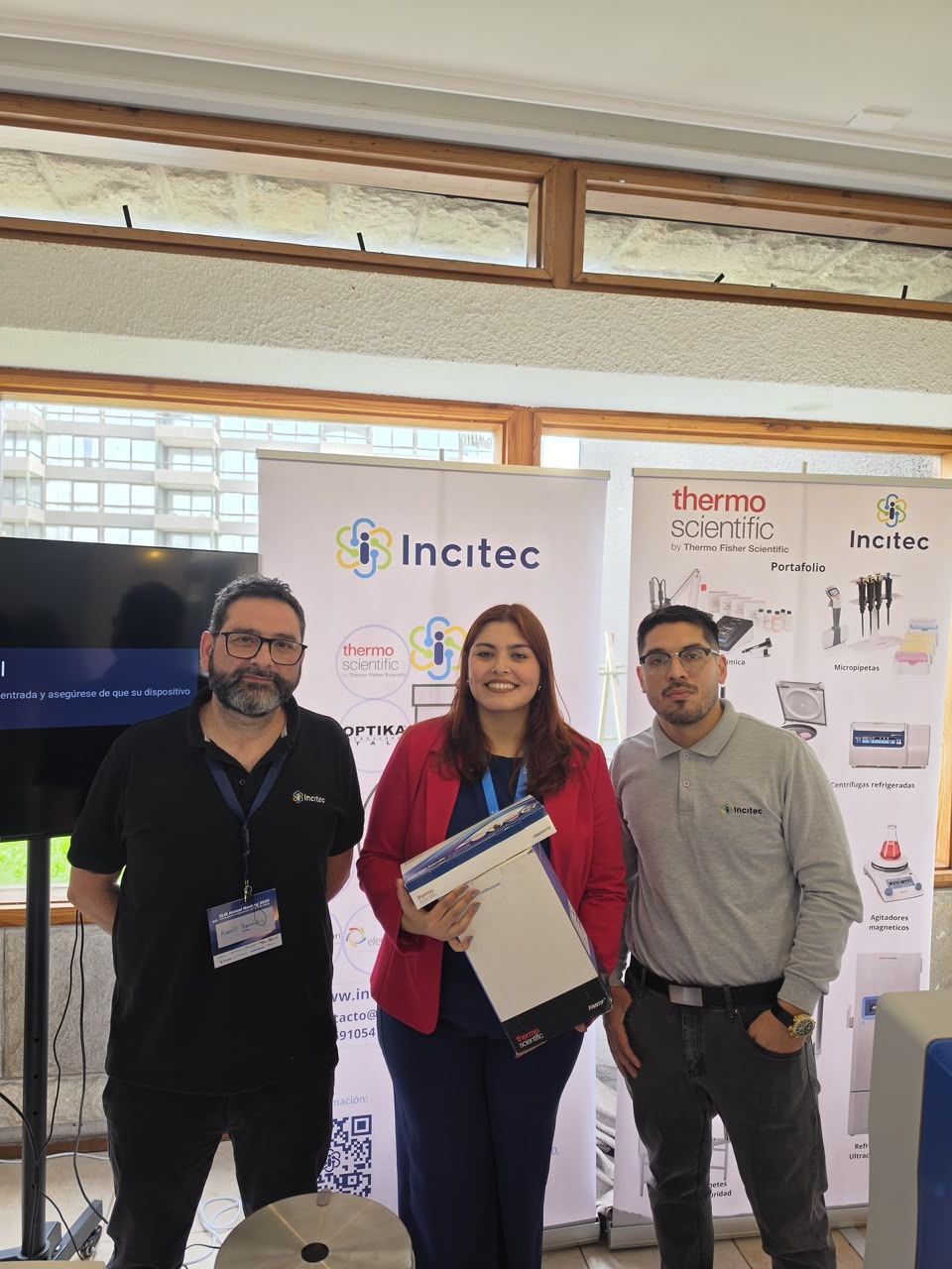 Javiera Carvacho, ganadora de una micropipeta Thermo Scientific Finnpipette F2 y una caja de puntas, junto al equipo de INCITEC en la Reunión Anual SBBM 2026